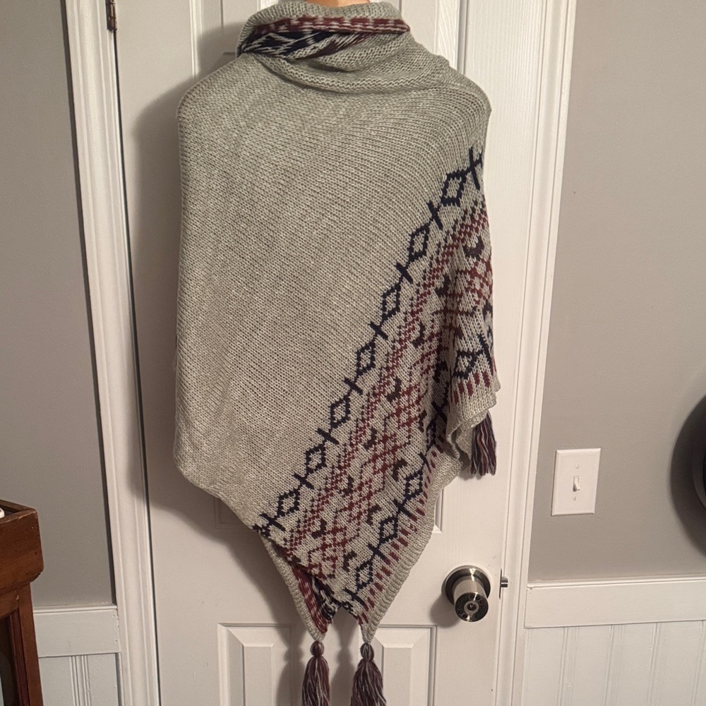 Gray Patterned Poncho with Tassels (R) - Picture 6 of 6